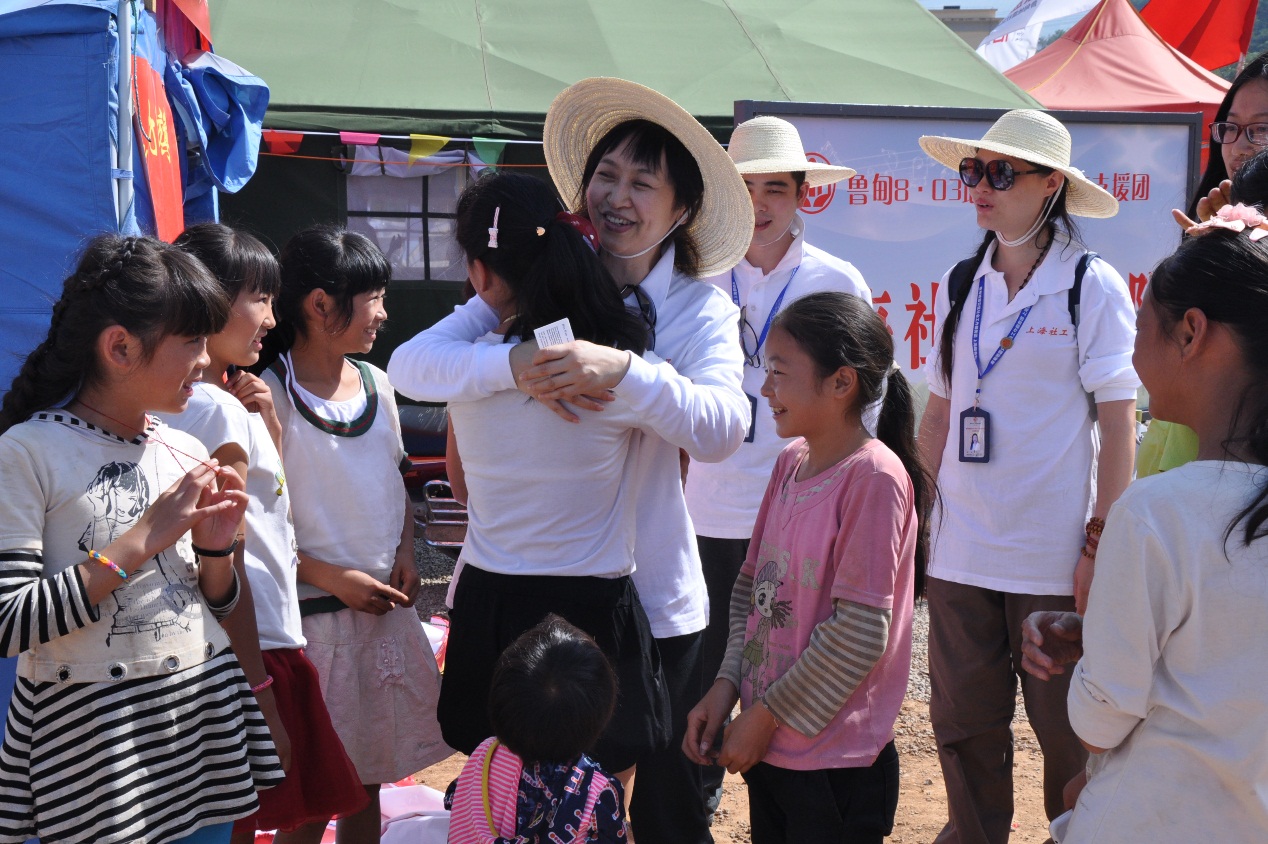 我校范斌老师与灾区孩子们在一起